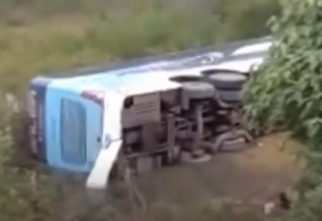 Ônibus cai em ribanceira e deixa dez pessoas feridas no Piauí Ônibus cai em ribanceira e deixa dez pessoas feridas no Piauí