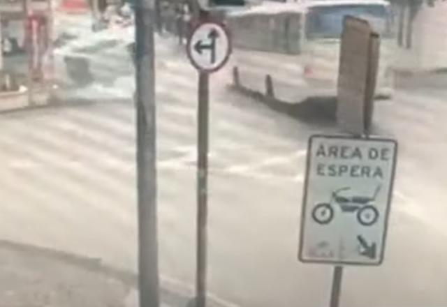 Ônibus colidindo contra automóvel em cruzamento