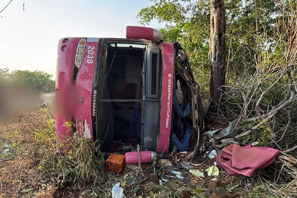 Ônibus com 46 passageiros tomba na BR-230. | Divulgação/PRF