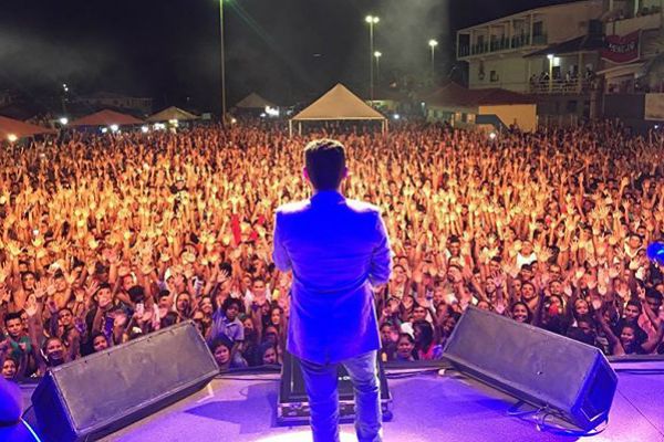 Ônibus de cantor sertanejo pega fogo Ônibus de cantor sertanejo pega fogo