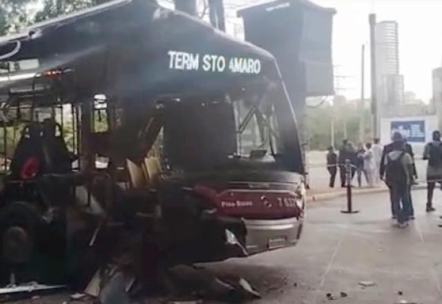 Ônibus destruído