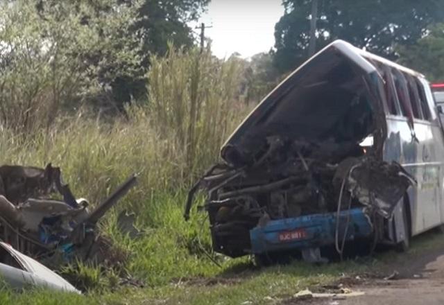 Ônibus e caminhão destruídos em estrada