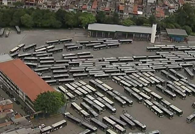 Ônibus estacionados em garagem, em imagem aérea