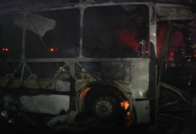 RJ: Fogo destrói um ônibus articulado e parte da Estação do BRT, em Guaratiba RJ: Fogo destrói um ônibus articulado e parte da Estação do BRT, em Guaratiba