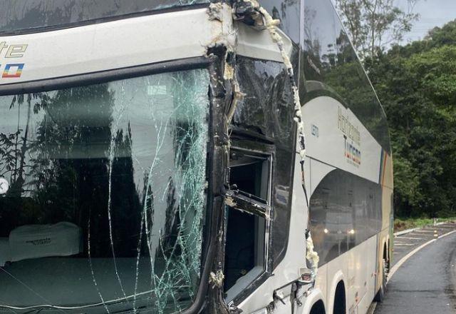 Ônibus que se envolveu em acidente