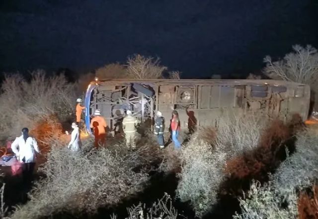 Ônibus tomba após acidente na Bahia | Foto: Reprodução/Redes Sociais