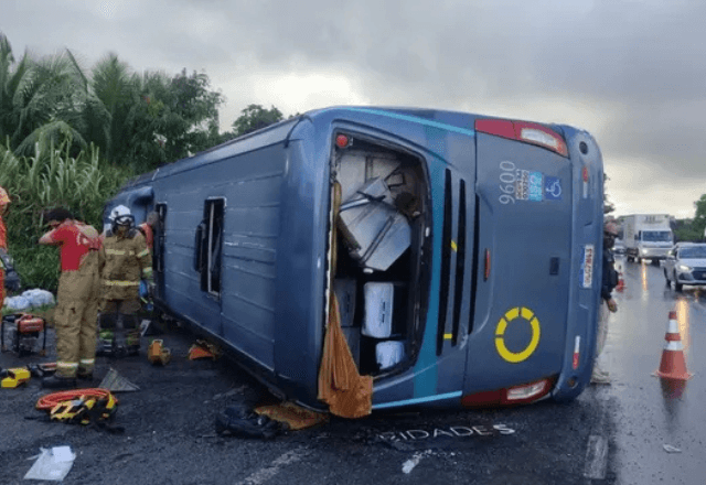 Ônibus tomba em rodovia e deixa um morto na Bahia Ônibus tomba em rodovia e deixa um morto na Bahia