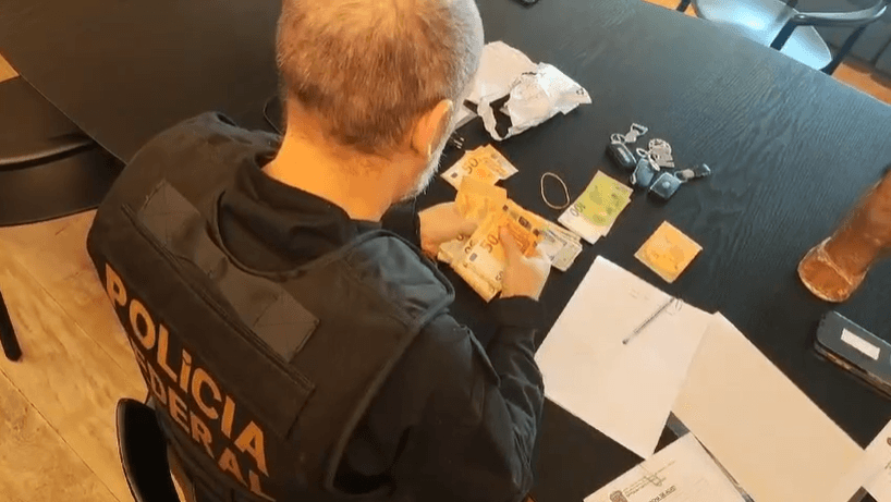 Policial apreende dinheiro e bens durante Operação Crédito Pirata | Divulgação/PF