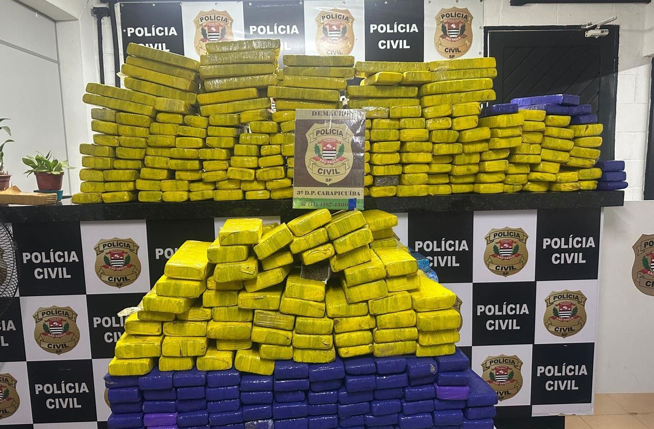 Agentes localizaram vários fardos de maconha escondidos no compartimento de carga | SSP/Divulgação