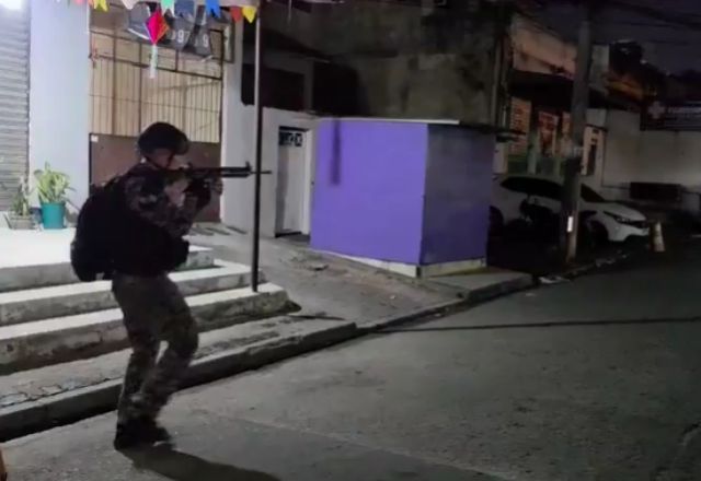 Agente da Polícia Militar em operação na comunidade da Serrinha, no Rio de Janeiro | Foto: Reprodução/Polícia Militar