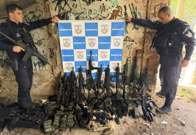 Polícia prende 14 suspeitos de integrar milícia e apreende 12 fuzis no Rio Polícia prende 14 suspeitos de integrar milícia e apreende 12 fuzis no Rio