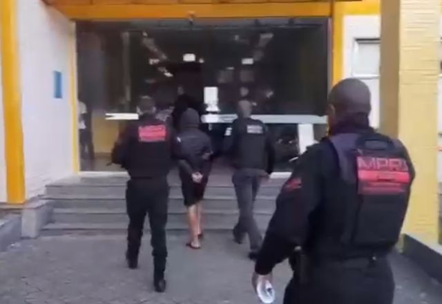 Criminoso é levado para a delegacia | Foto: Reprodução/Ministério Público