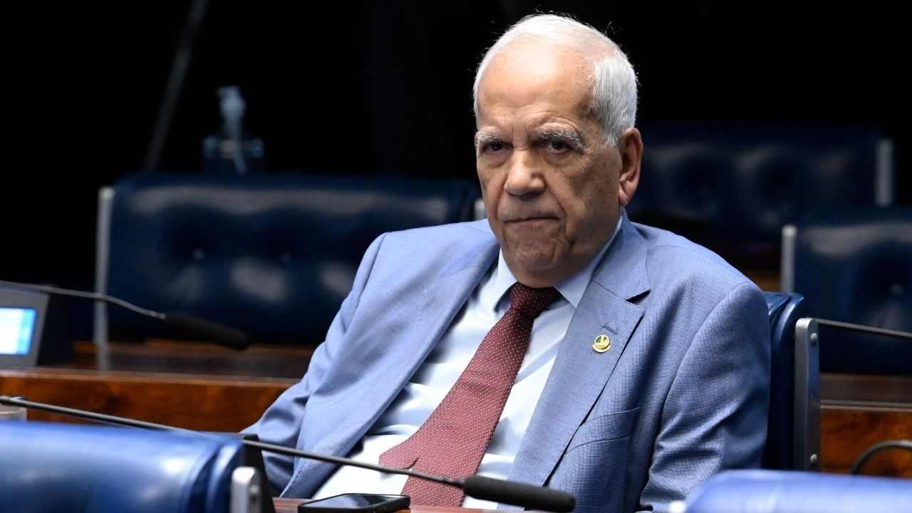 Senador justifica faltas afirmando ser uma opção parlamentar Senador justifica faltas afirmando ser uma opção parlamentar