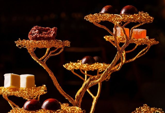 Os galhos de uma árvore artesanal, feita com fios dourados, servem de cenário para que o restaurante Tuju, agora com três Estrelas Michelin | Foto: Rubens Kato/Tuju