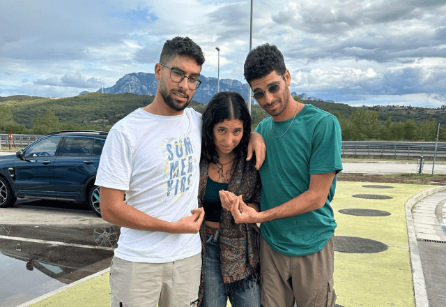 Os irmãos Evyatar, Yaela e Ilay em registro feito antes de 7 de outubro de 2023