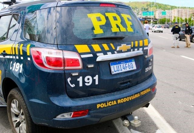 Os quatro agentes que estavam na viatura da PRF foram arremessados para fora do veículo. Um policial foi internado em estado grave | Divulgação/PRF