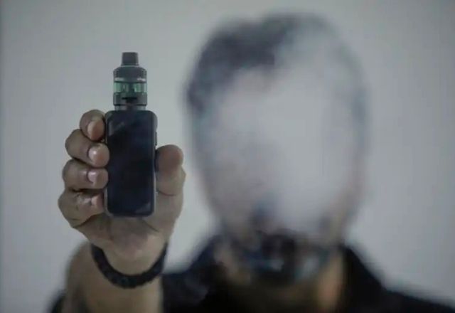 Combinar vape com cigarro quadruplica o risco de desenvolver câncer de pulmão | Joedson Alves/Agência Brasil