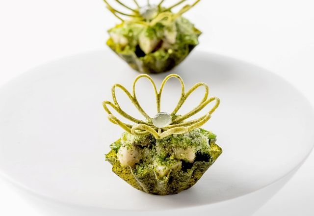  Ostra, pistache e jambú, uma entrada do restaurante Evvai, agora distinguido com três Estrelas Michelin | Foto: Tadeu Brunnelli/Evvai
