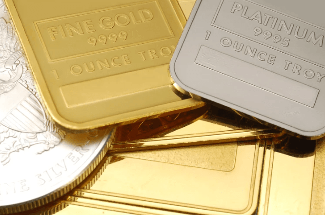 Ouro e prata: valorização é impulsionada por apostas em cortes de juros nos EUA e pela busca por proteção em meio a incertezas globais | mathieukor/Getty Images