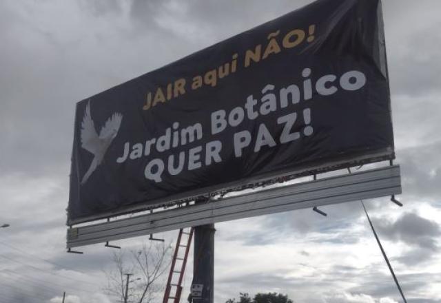 Outdoor instalado em Brasília faz campanha contra mudança de Bolsonaro