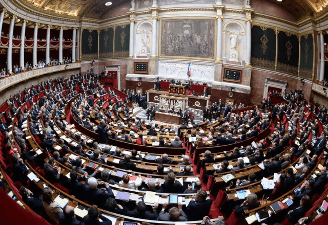 França debate proibição de redes sociais para menores de 15 anos