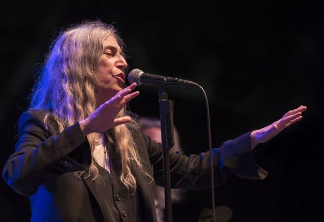 Cantora Patti Smith desmaia durante show em São Paulo e é socorrida no palco | Foto: Jack Vartoogian/Getty Images