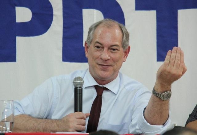 Cirgo Gomes com a mão erguida (Divulgação/PDT)