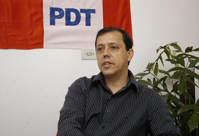 Milton Cavalo à frente da bandeira do PDT (Reprodução/PDT)