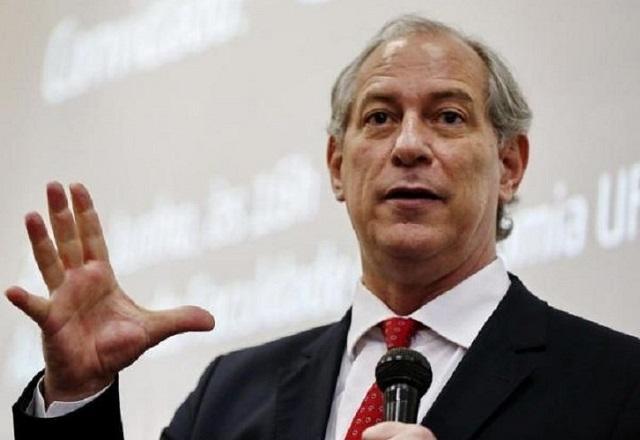 Ciro Gomes gesticula enquanto fala ao microfone (Divulgação/PDT)
