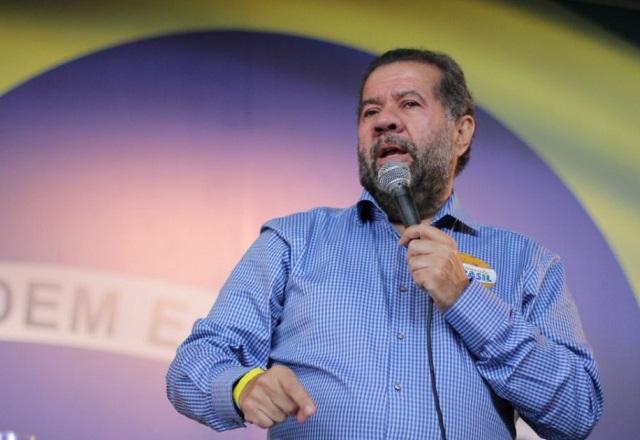Carlos Lupi fala ao microfone (Divulgação/PDT)