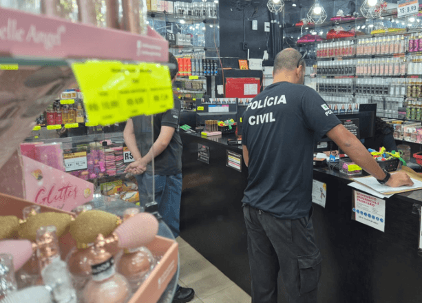  Imagens da operação mostram dezenas de caixas e sacolas com perfumes, maquiagens e peças de vestuário apreendidos | Divulgação/ PCDF 