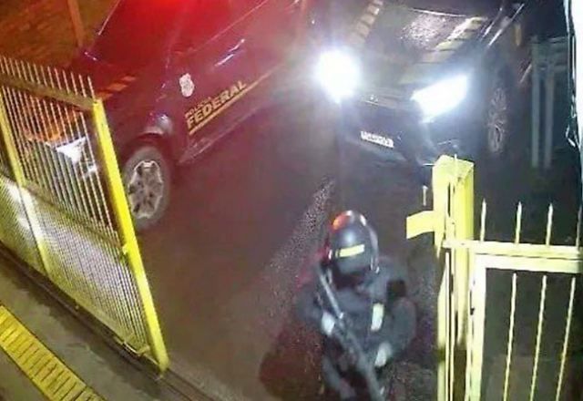 Criminosos usaram falsa viatura para roubar avião pagador em Caxias do Sul. (Crédito: PF/Divulgação)