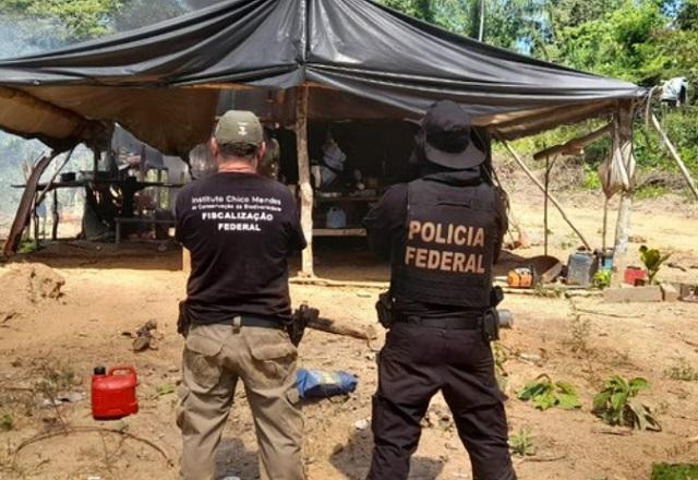 Agendes do ICMBio e da Polícia Federal de costas, olhando para acampamento (Divulgação/PF)