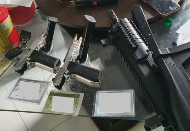 Suspeitos poderão responder pelos crimes de falsificação e uso de documentos falsos, corrupção ativa e passiva, além de posse ou porte ilegal de arma | Divulgação/PF
