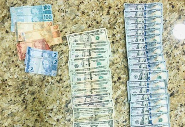 Junto do angolano, os agentes encontraram US$ 2.309 e R$ 314, além de um documento falso | Divulgação/PF