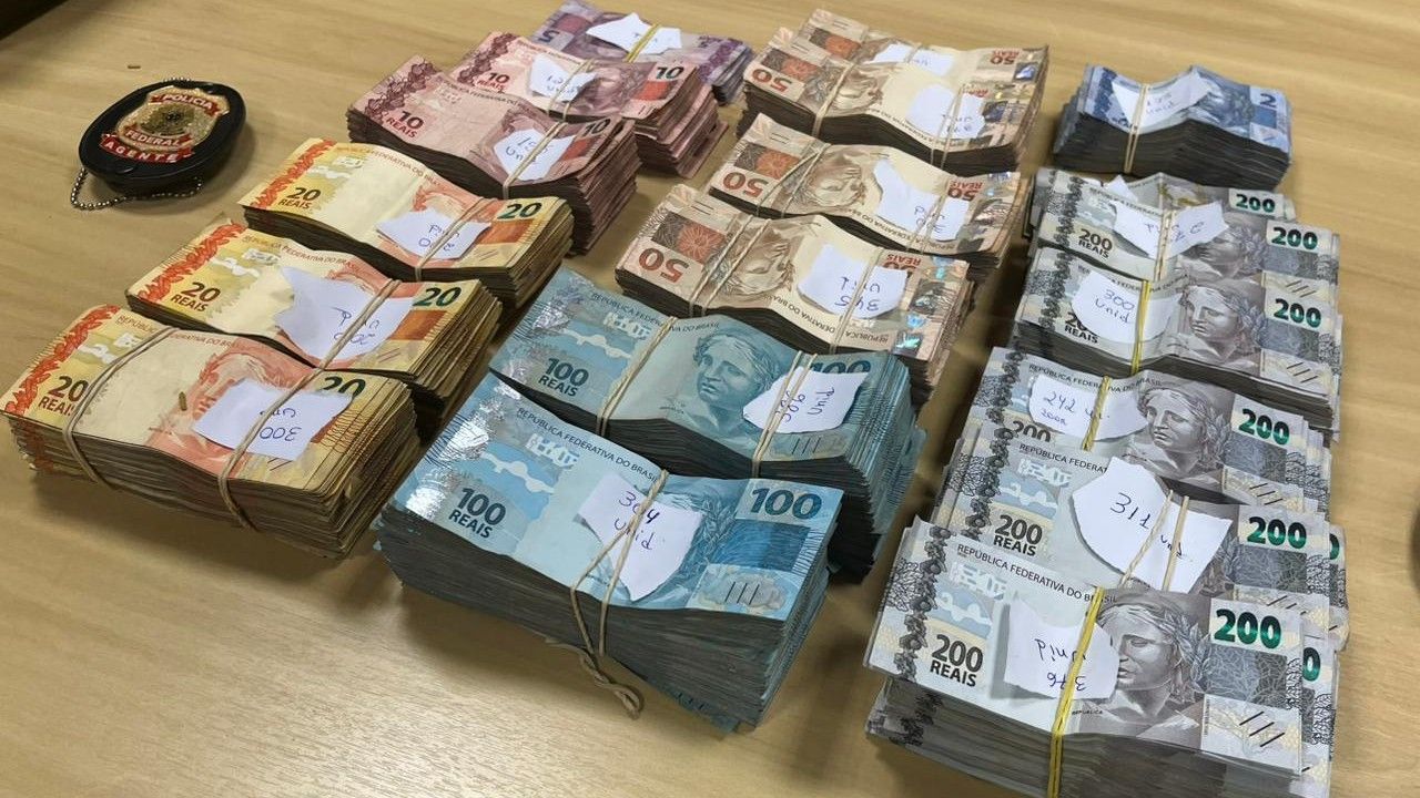PF encontrou R$ 450 mil embaixo de um sofá na empresa do presidente do MDB-RJ, Washington Reis | Divulgação/Polícia Federal