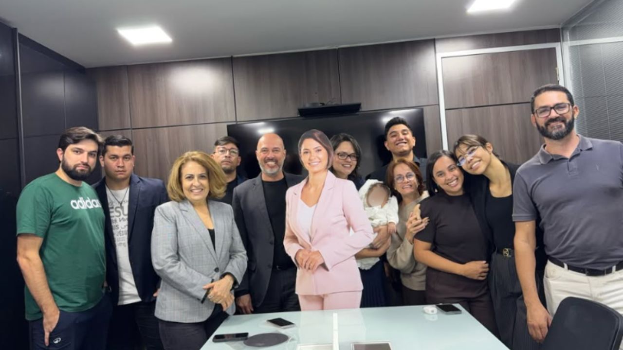 Após renúncia, PL Mulher usa 'Michelle de Papelão' nas redes Após renúncia, PL Mulher usa 'Michelle de Papelão' nas redes