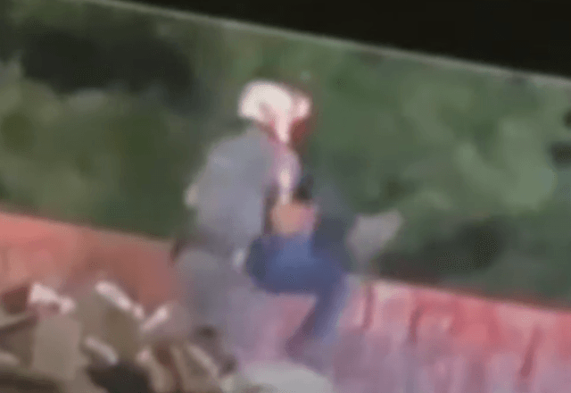 PM foi flagrado jogando homem de ponte | Reprodução
