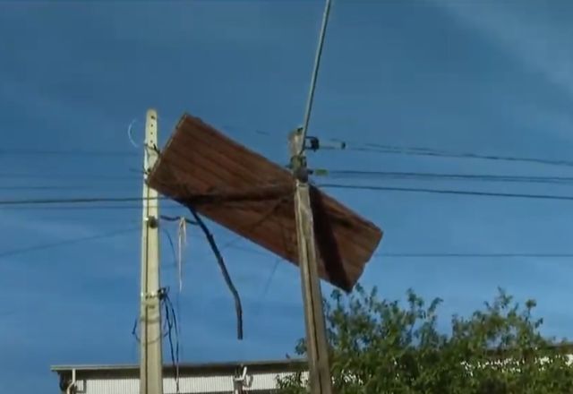 Chuvas deixaram porta presa entre dois postes em São Sebastião do Caí
