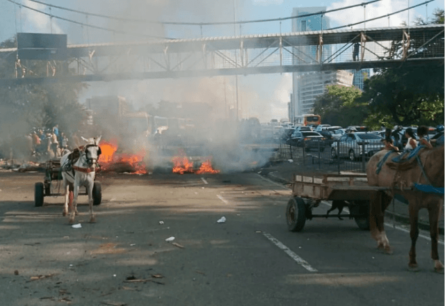 Pneus foram queimados e chamas foram vistas de diversos pontos da capital pernambucana | Reprodução
