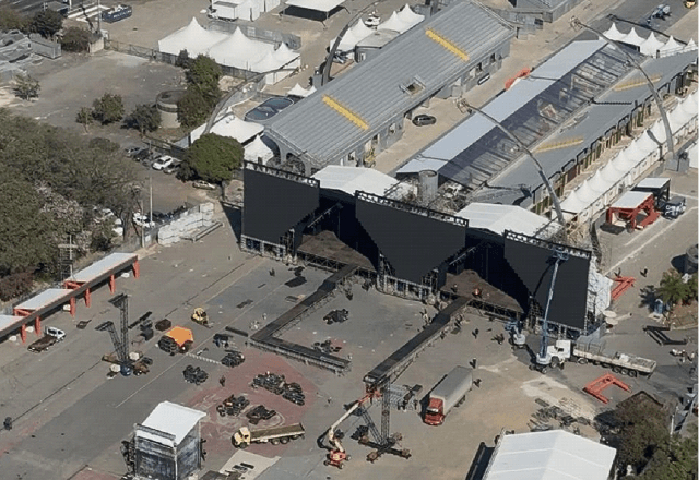 Palco montado para o festival Farraial 2025 na Arena Anhembi, em São Paulo | Foto: Helicóptero SBT