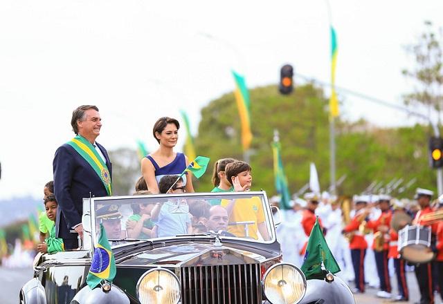 Jair Bolsonaro e Michelle em carro em desfile cívico-militar (Estevam Costa/PR)