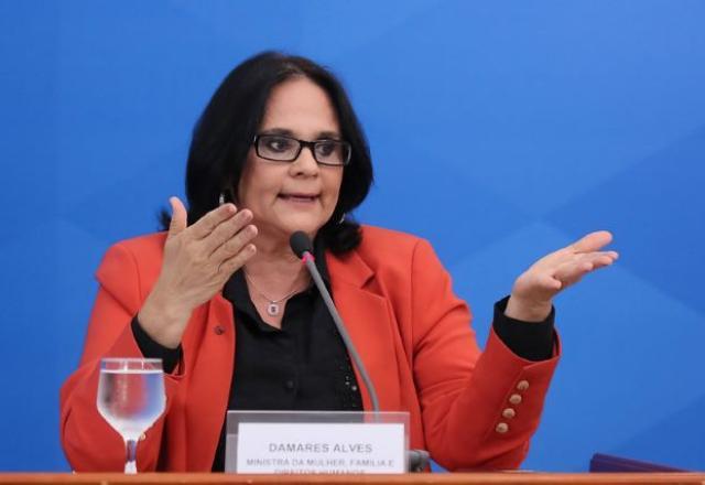 Damares gesticula enquanto fala ao microfone (Isac Nóbrega/PR)