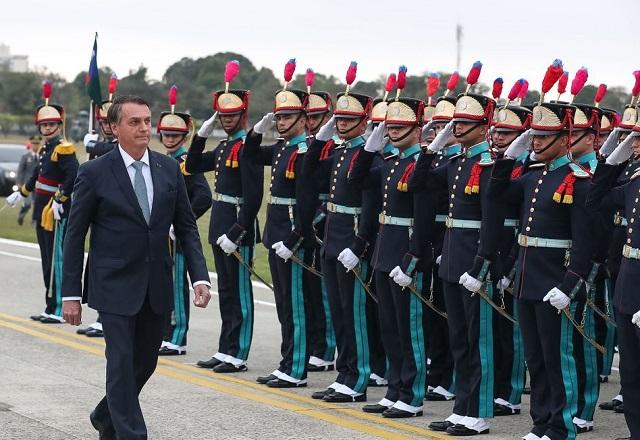 Presidente Jair Bolsonaro passando à frente de militares em 2020 (Marcos Corrêa/PR)