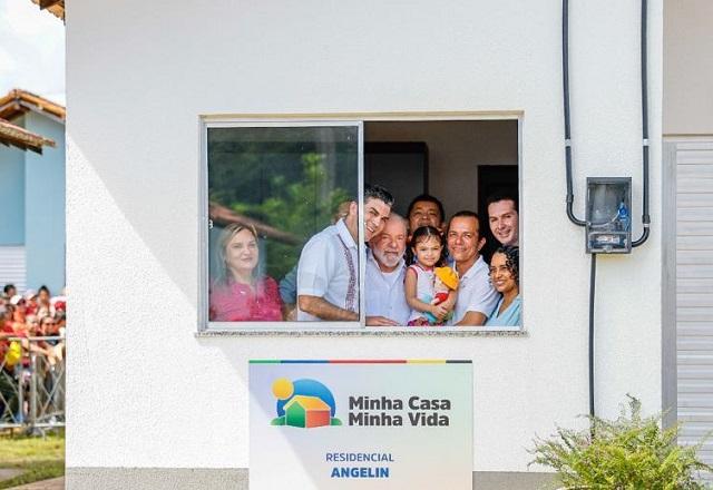 Lula, Jader Filho e outras pessoas em unidade habitacional do Minha Casa, Minha Vida (Ricardo Stuckert/PR)