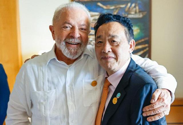 Lula abraçado com diretor-geral da FAO (Ricardo Stuckert/PR)