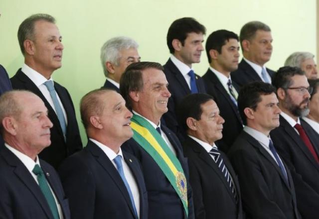 O presidente Jair Bolsonaro e ministros nomeados no início do governo| Isac Nóbrega/PR