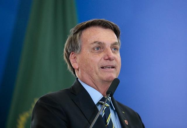 O presidente Jair Bolsonaro fala ao microfone (Carolina Antunes/PR)