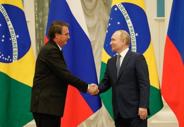 Jair Bolsonaro cumprimenta Vladimir Putin à frente das bandeiras  do Brasil e da Rússia (Alan Santos/ PR)