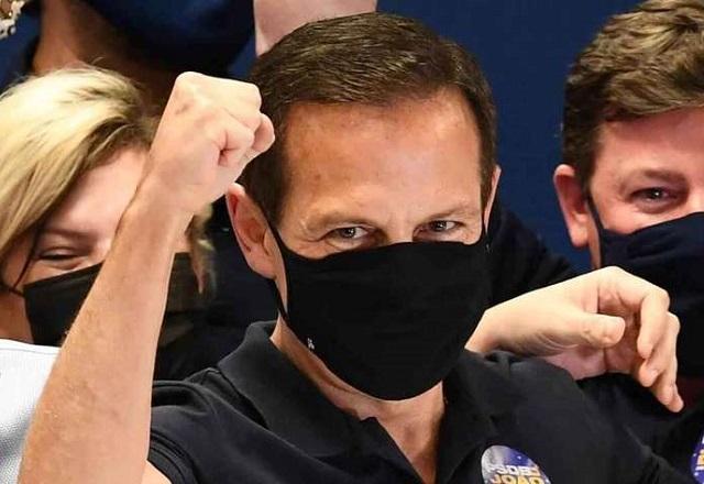 Governador João Doria ergue o punho em comemoração de vitória nas prévias do PSDB (Divulgação/PSDB)